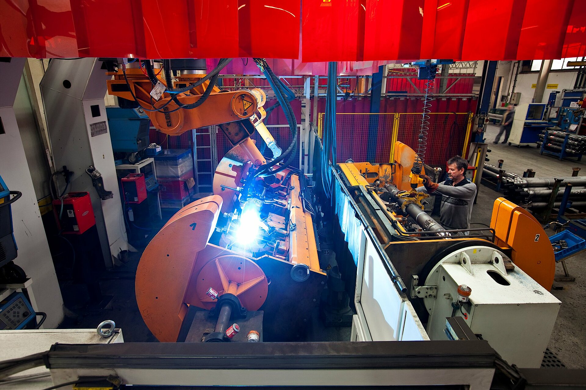 Ultramodern welding robot welding connection between axle tube and trailing arm