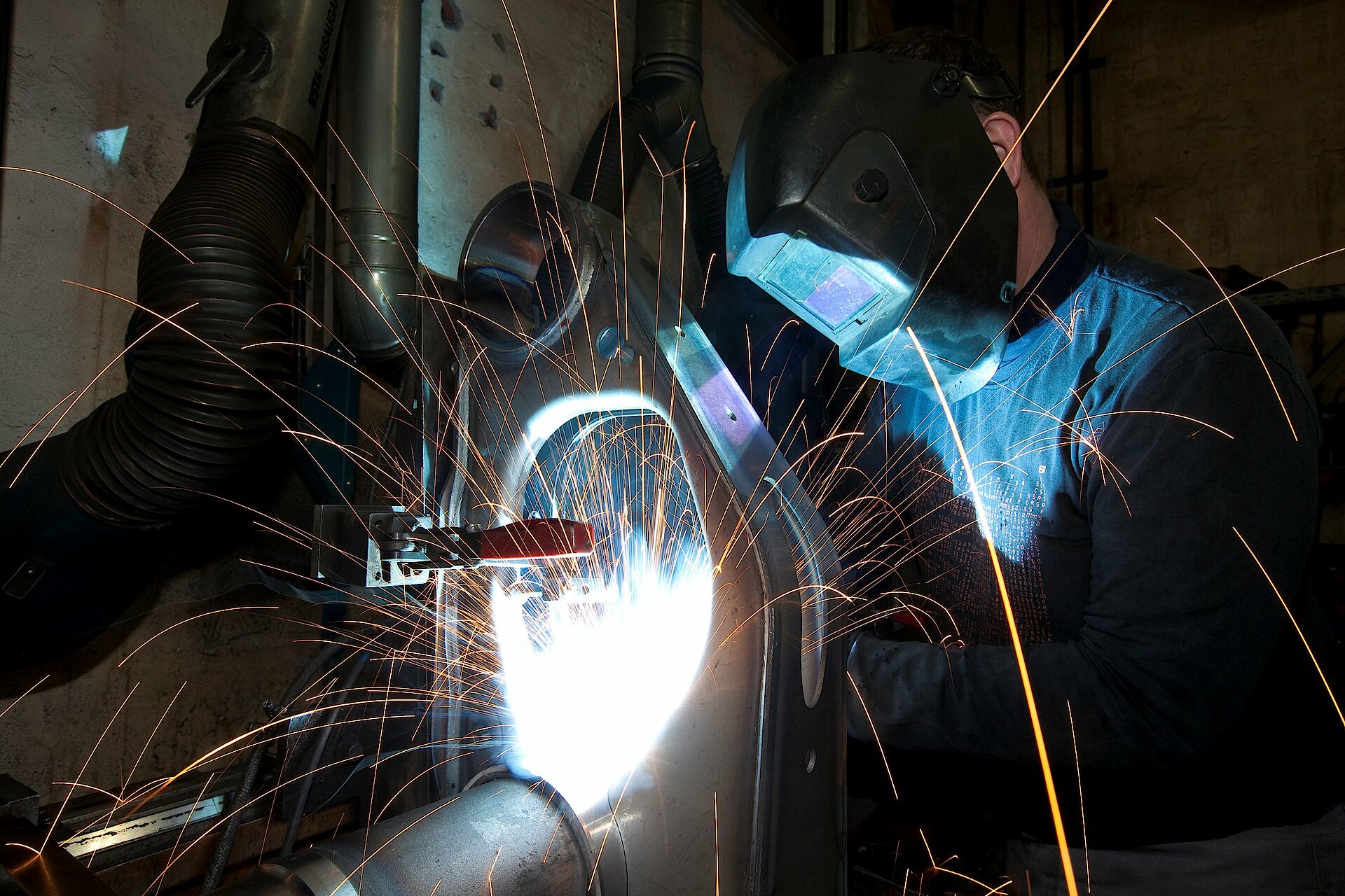 Manual welding of trailing arm through an experienced worker at the Bessenbach location