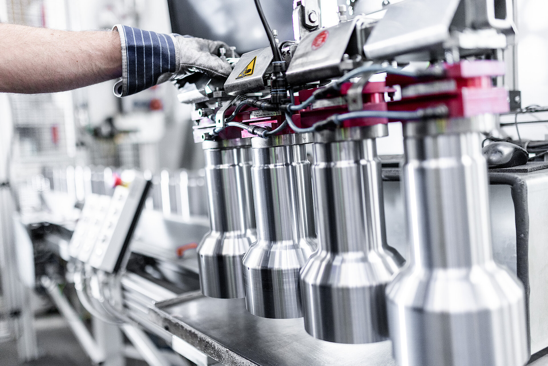 Close-up of a system with clamped axle stubs.