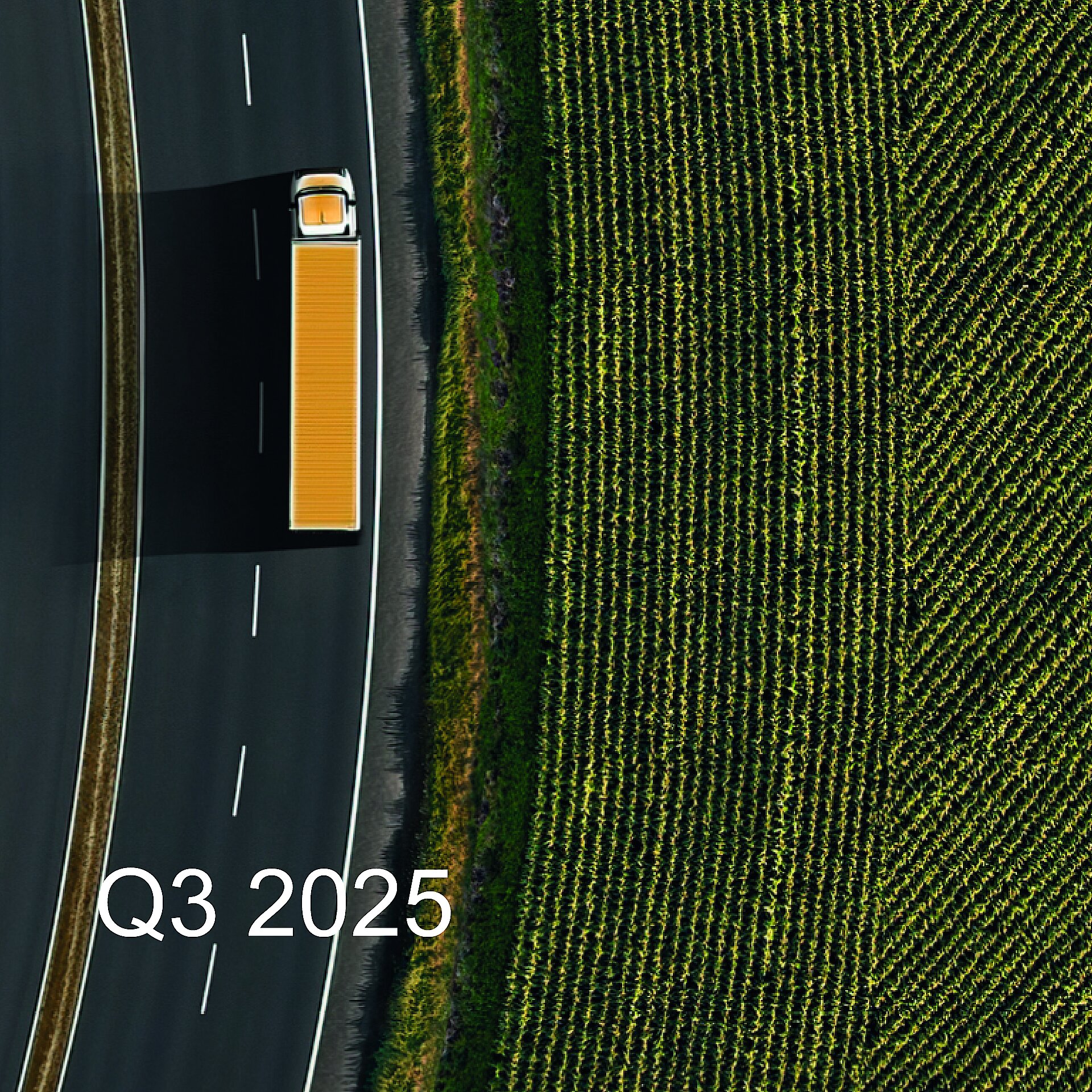 Luftaufnahme eines Lastwagens auf einer Autobahn neben einem Feld, beschriftet mit "Q3 2025".