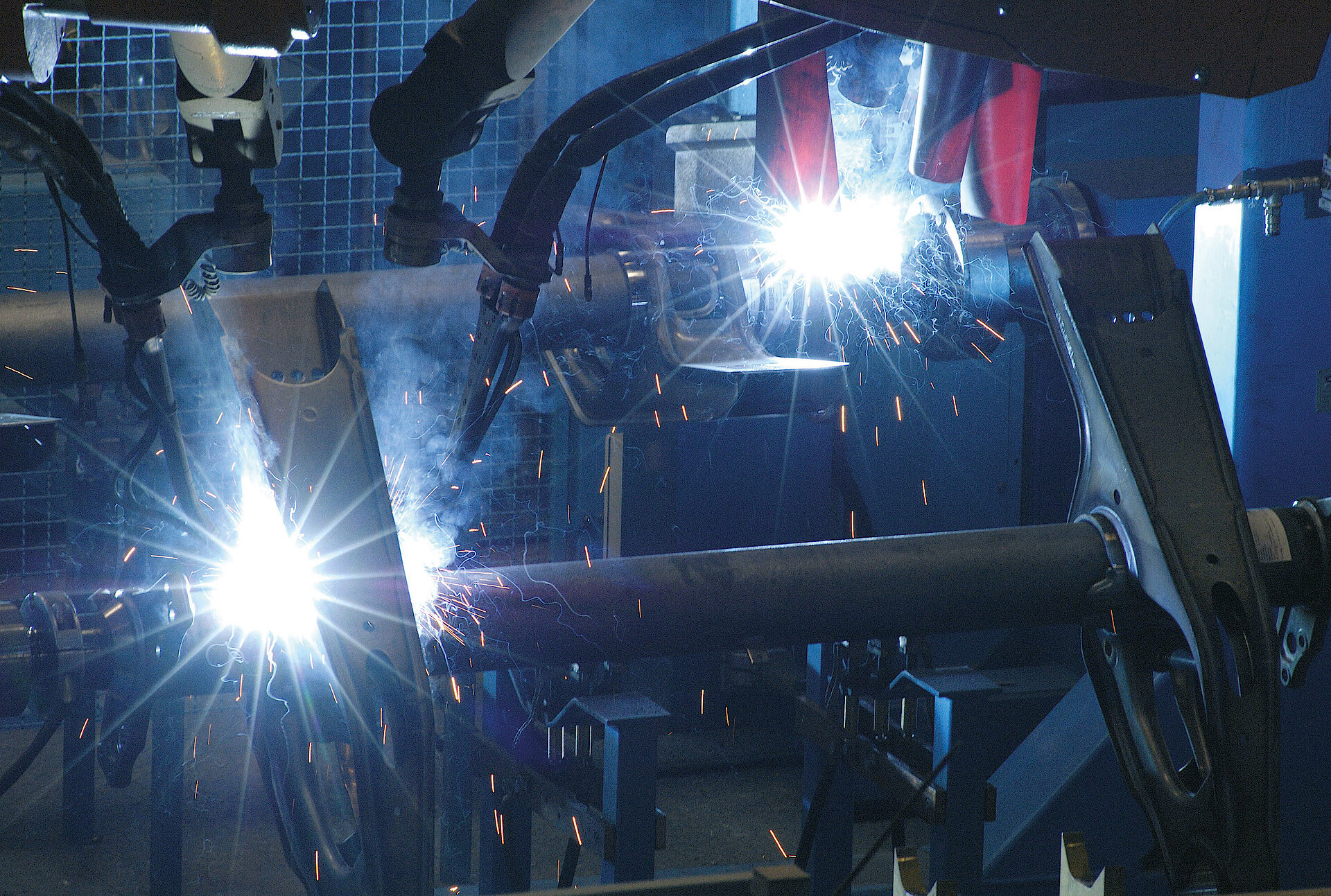 Simultaneous welding of beams to the axle body by state-of-the-art welding robot