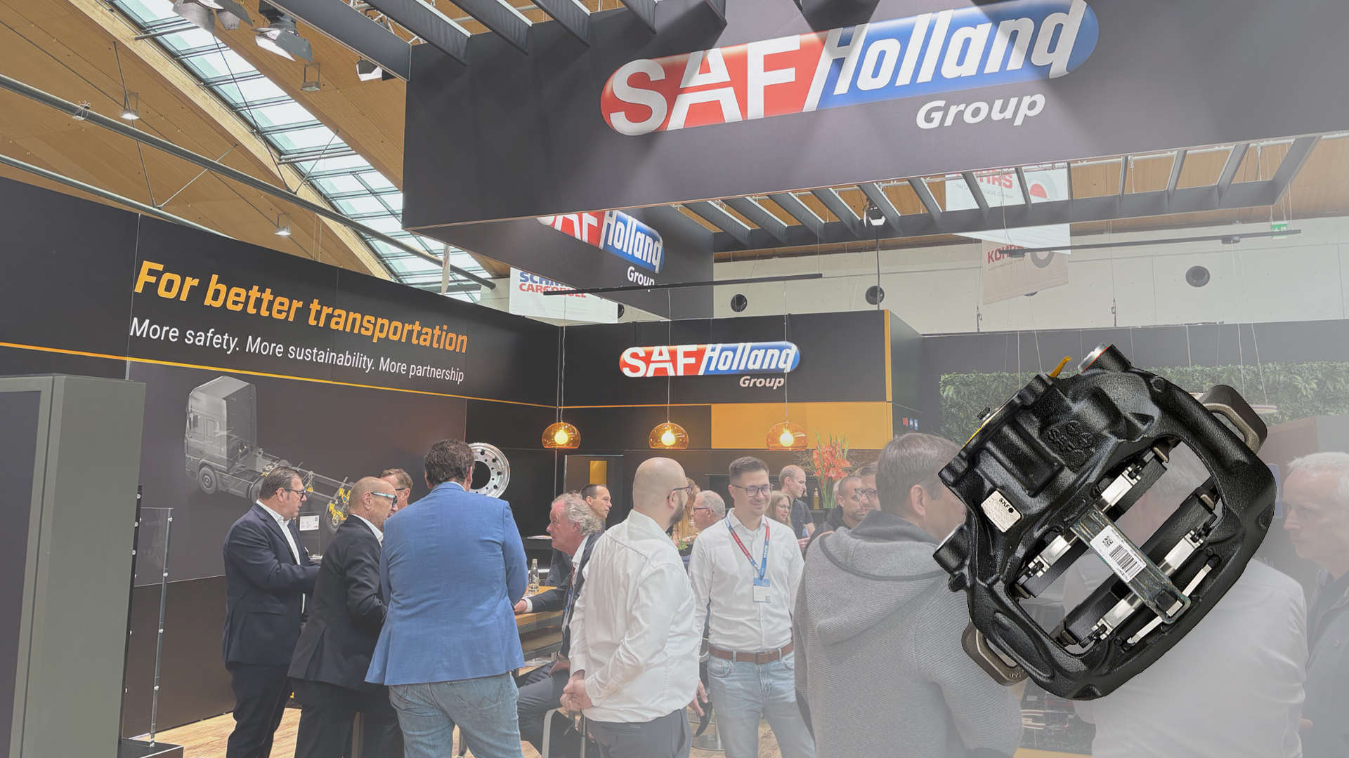 Messestand der SAF-HOLLAND Group mit Besuchern und einem ausgestellten Bauteil.